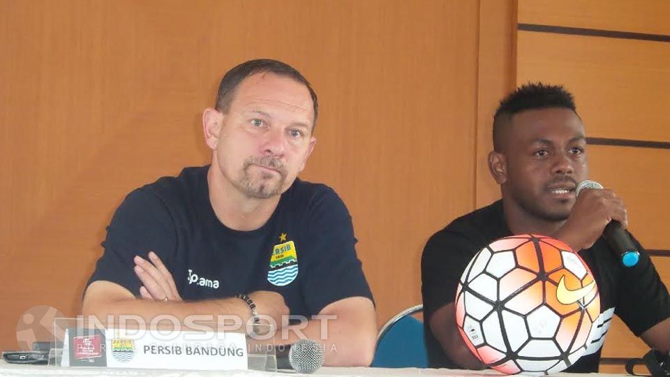 Pelatih Persib Bandung Dejan Antonic (kanan). Copyright: &copy; Ginanjar/INDOSPORT